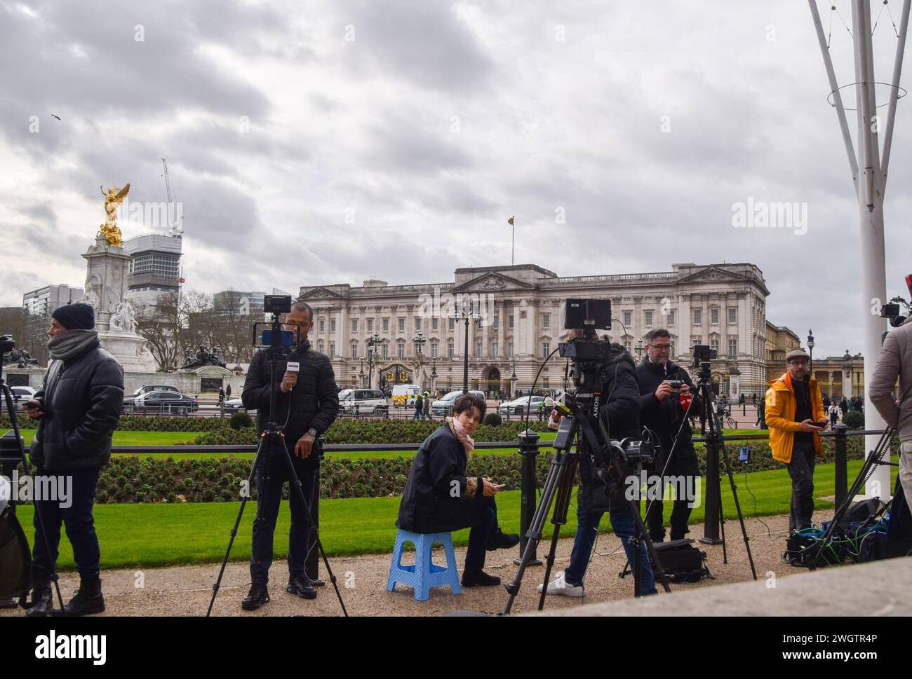 London, Großbritannien. Februar 2024. Mitglieder der Medien versammeln sich vor dem Buckingham Palace, nachdem bekannt gegeben wurde, dass bei König Karl III. Krebs diagnostiziert wurde. Quelle: Vuk Valcic/Alamy Live News Stockfoto