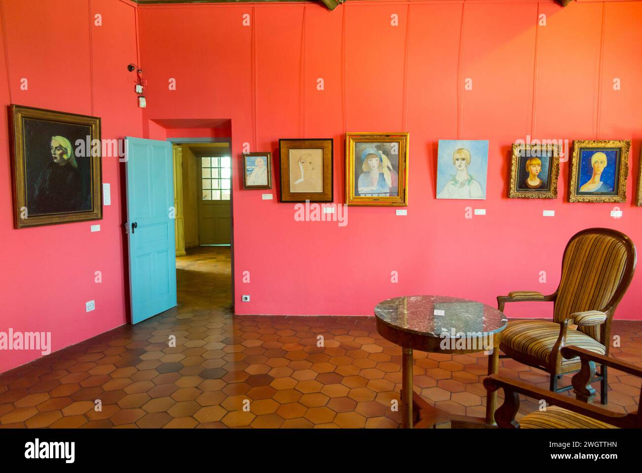 Porträtmalerei Ausstellung Sammlung von Suzy Solidor Bildern im Le Chateau, Château Musée Grimaldi, alte Burgturm beherbergt heute die städtische Galerie in Cagnes-sur-Mer, der Stadt Riviera bei Nizza. Frankreich. (135) Stockfoto