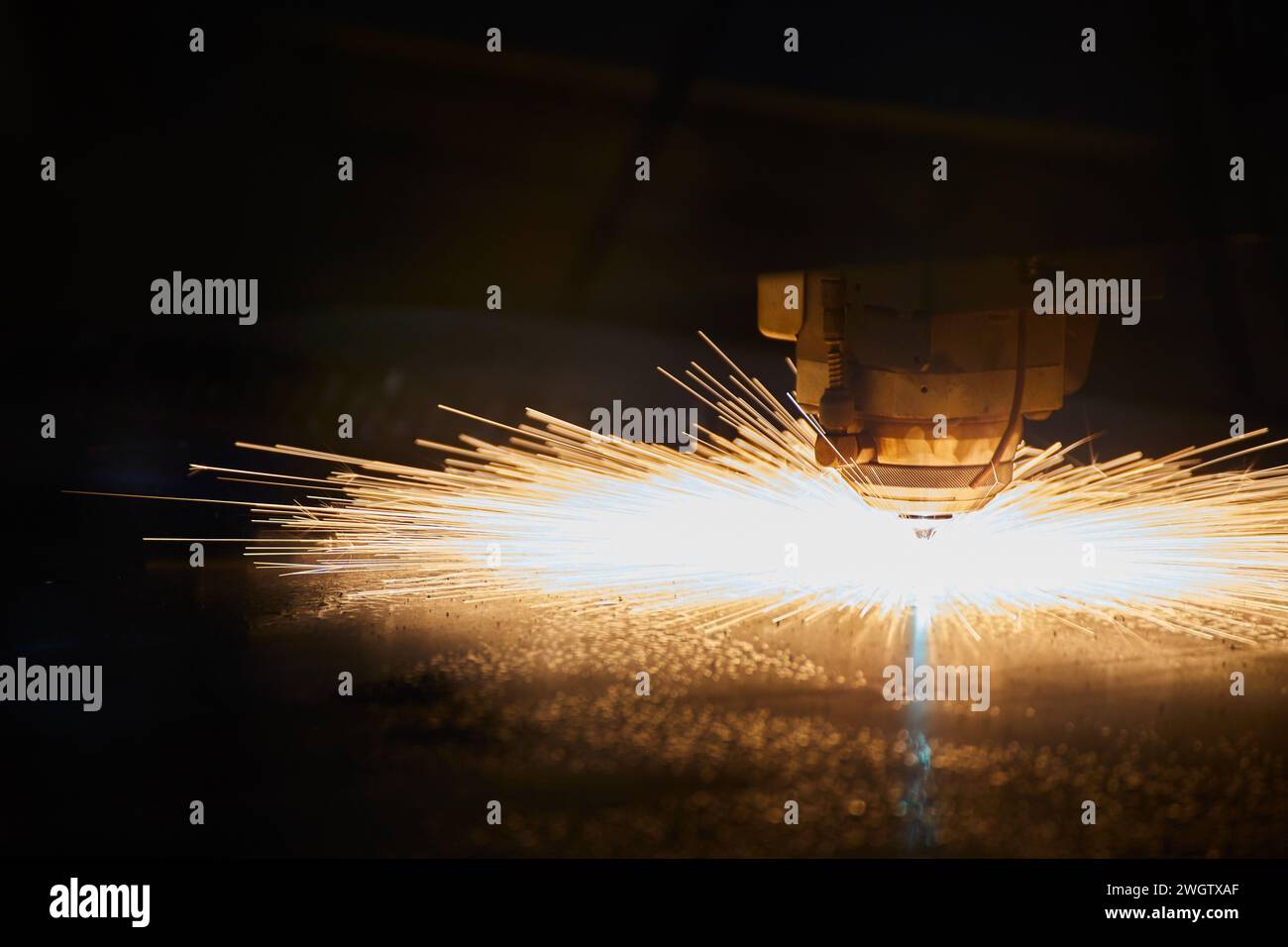 Industrielles CNC-Plasmaschneiden mit Funken – Nahansicht Stockfoto