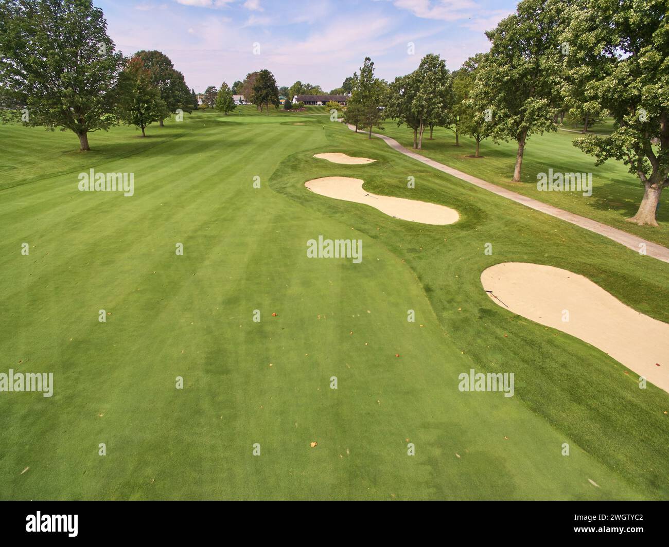 Ruhiger Golfplatz mit reifem Baum und Sandbunkern in Fort Wayne Stockfoto