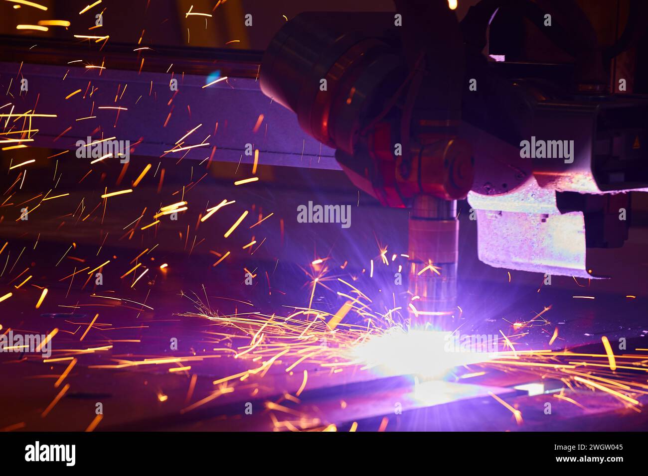 CNC-Plasmaschneidemaschine und Funkenanlagen in Metallfabrikationswerkstatt Stockfoto