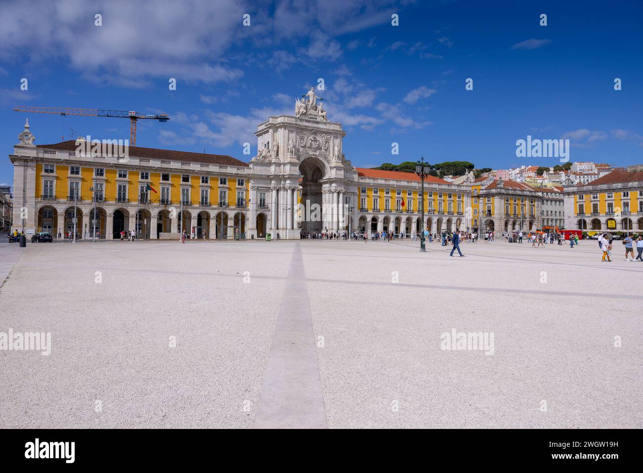 Lisboa, Portugal - 18.09.2023 Touristen besuchen den Handelsplatz (Praca do Comercio) in Lissabon, Portugal Stockfoto