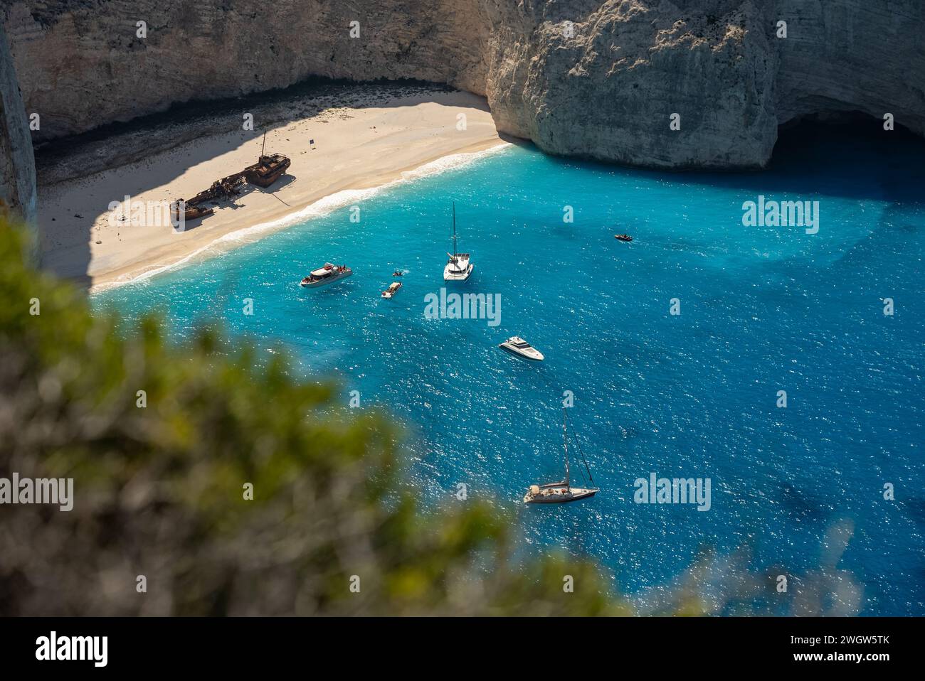 Blick aus der Vogelperspektive auf den Strand von Navagio auf der Insel Zakynthos, Griechenland. Schiffbruch am Strand auf der Insel Zakynthos, Griechenland. Shipwreck Beach oder Agios Georgios. Ist z. B. Stockfoto