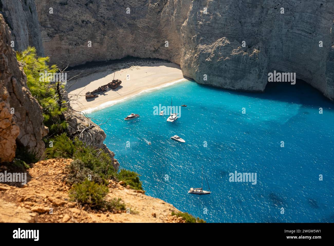 Blick aus der Vogelperspektive auf den Strand von Navagio auf der Insel Zakynthos, Griechenland. Schiffbruch am Strand auf der Insel Zakynthos, Griechenland. Shipwreck Beach oder Agios Georgios. Ist z. B. Stockfoto