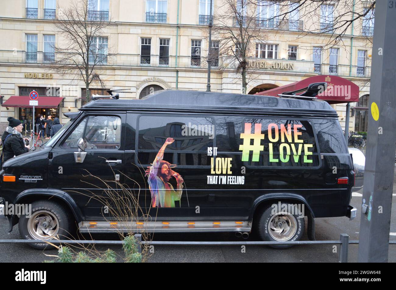 Berlin, Deutschland - 3. Februar 2024 - ein Liebesbus vor dem Adlon Hotel. (Foto: Markku Rainer Peltonen) Stockfoto