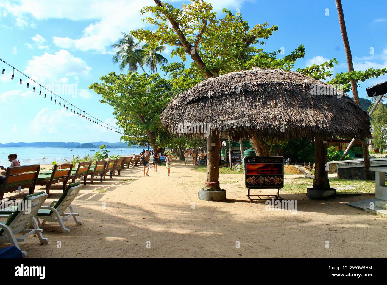 Strandpromenade Strandliege am Strand in Ao Nang, Thailand Stockfoto