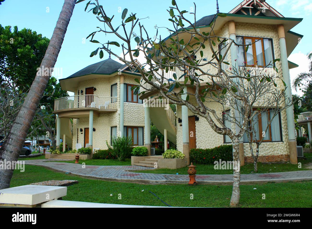 Wunderschönes Resorthaus mit Garten an der Promenade in erster Meereslinie Stockfoto