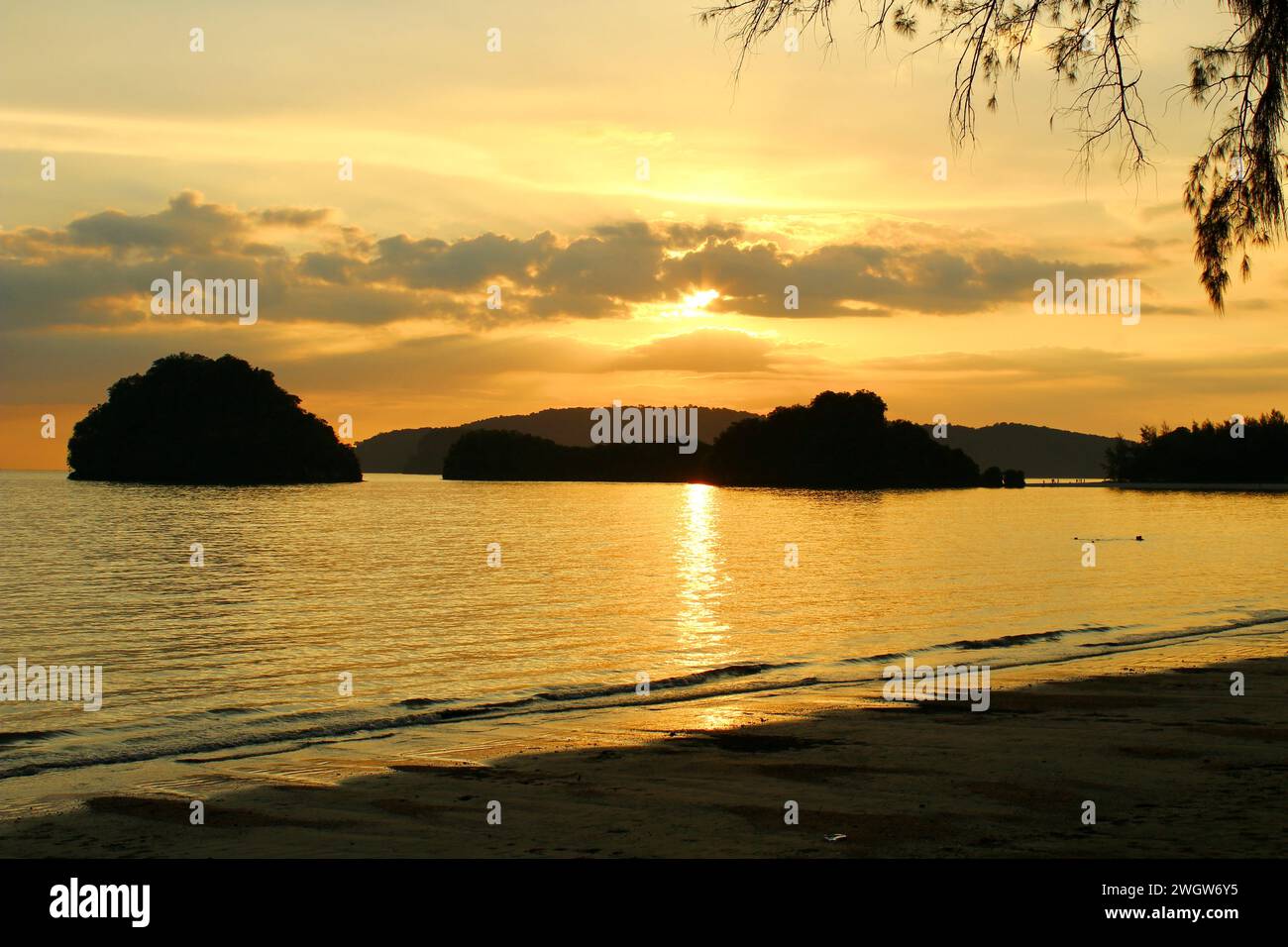 Blick auf den Strand von Nopparat und das Meer in Ao Nang bei Sonnenuntergang Stockfoto