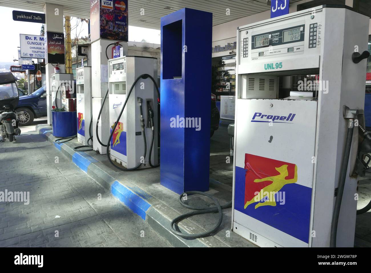 Beirut, Libanon. Februar 2024. Eine Tankstelle in einer Straße in Beirut, Libanon, am 6. Februar 2024. Nach libanesischen Quellen stiegen die Preise für Benzin mit 95 und 98 Oktanzahl am 6. Februar um 8,000 libanesische Pfund, Diesel um 9,000 libanesische Pfund und Gasflaschen um 5,000 libanesische Pfund. (Foto: Elisa Gestri/SIPA USA) Credit: SIPA USA/Alamy Live News Stockfoto