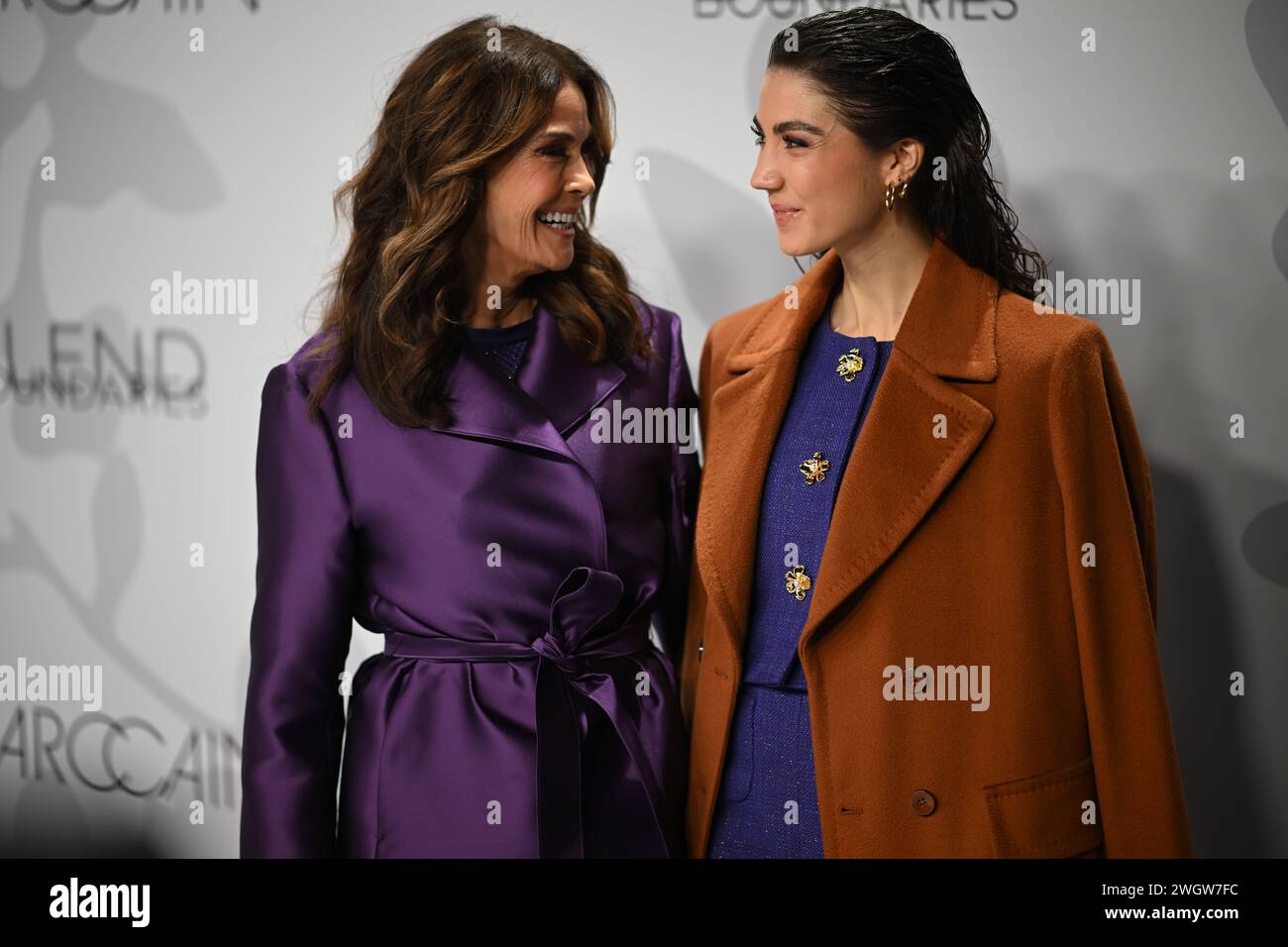 Berlin, Deutschland. Februar 2024. Teri Hatcher (l-r), US-amerikanische Schauspielerin, steht neben ihrer Tochter Emerson Tenney während der Marc Cain Fashion Show in der Arena Berlin. Quelle: Sebastian Christoph Gollnow/dpa/Alamy Live News Stockfoto