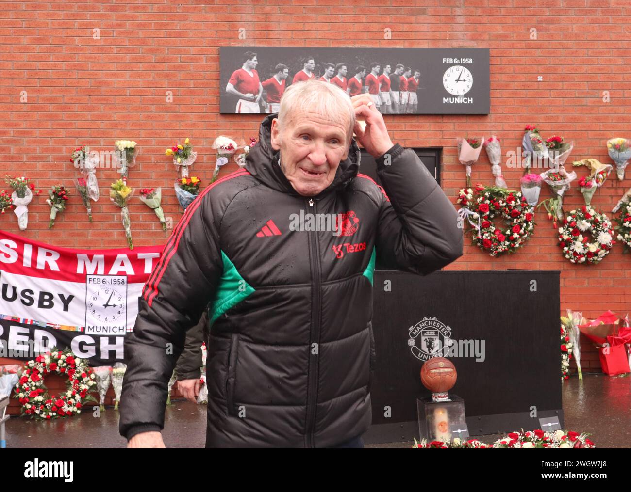 Manchester England UK 6. Februar 2024 Paddy Crerand, fotografiert beim Munich Air Disaster Memorial Service in Old Trafford, dem Heimstadion des Manchester United Football Clubs. Die Gedenkfeier in Old Trafford, dem Heimstadion des Fußballvereins Manchester United, bei der Münchener Flugzeugkatastrophe im Februar 1958. Unter den 23 Fatailitäten am Flughafen München-Riem kamen acht Spieler des Manchester United FC ums Leben. ©GED Noonan/Alamy Stockfoto