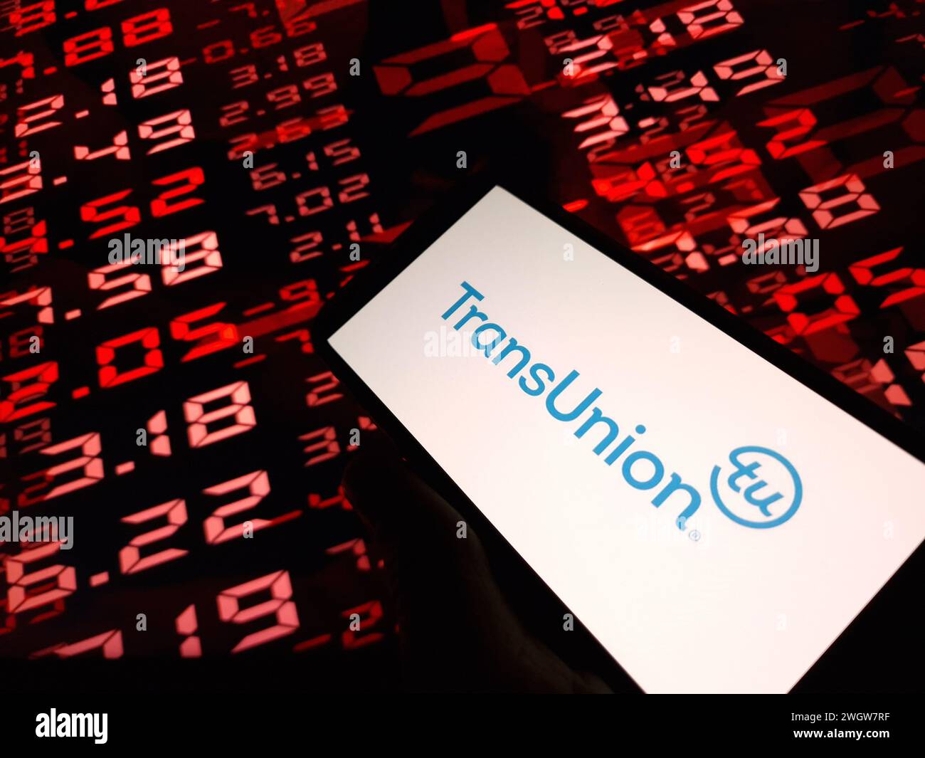 Konskie, Polen – 05. Februar 2024: Logo des Unternehmens TransUnion auf dem Mobiltelefon Stockfoto
