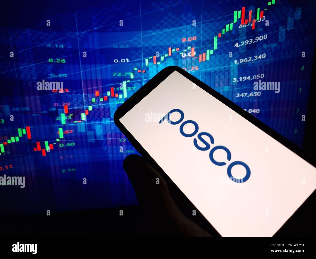 Konskie, Polen – 05. Februar 2024: POSCO-Firmenlogo auf dem Mobiltelefon Stockfoto