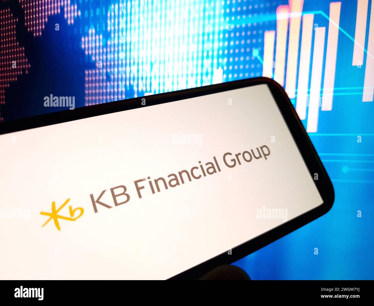 Konskie, Polen – 05. Februar 2024: Das Firmenlogo der KB Financial Group wird auf dem Mobiltelefon angezeigt Stockfoto