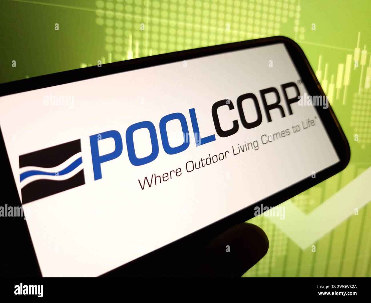 Konskie, Polen – 05. Februar 2024: Das Firmenlogo POOLCORP wird auf dem Mobiltelefon angezeigt Stockfoto