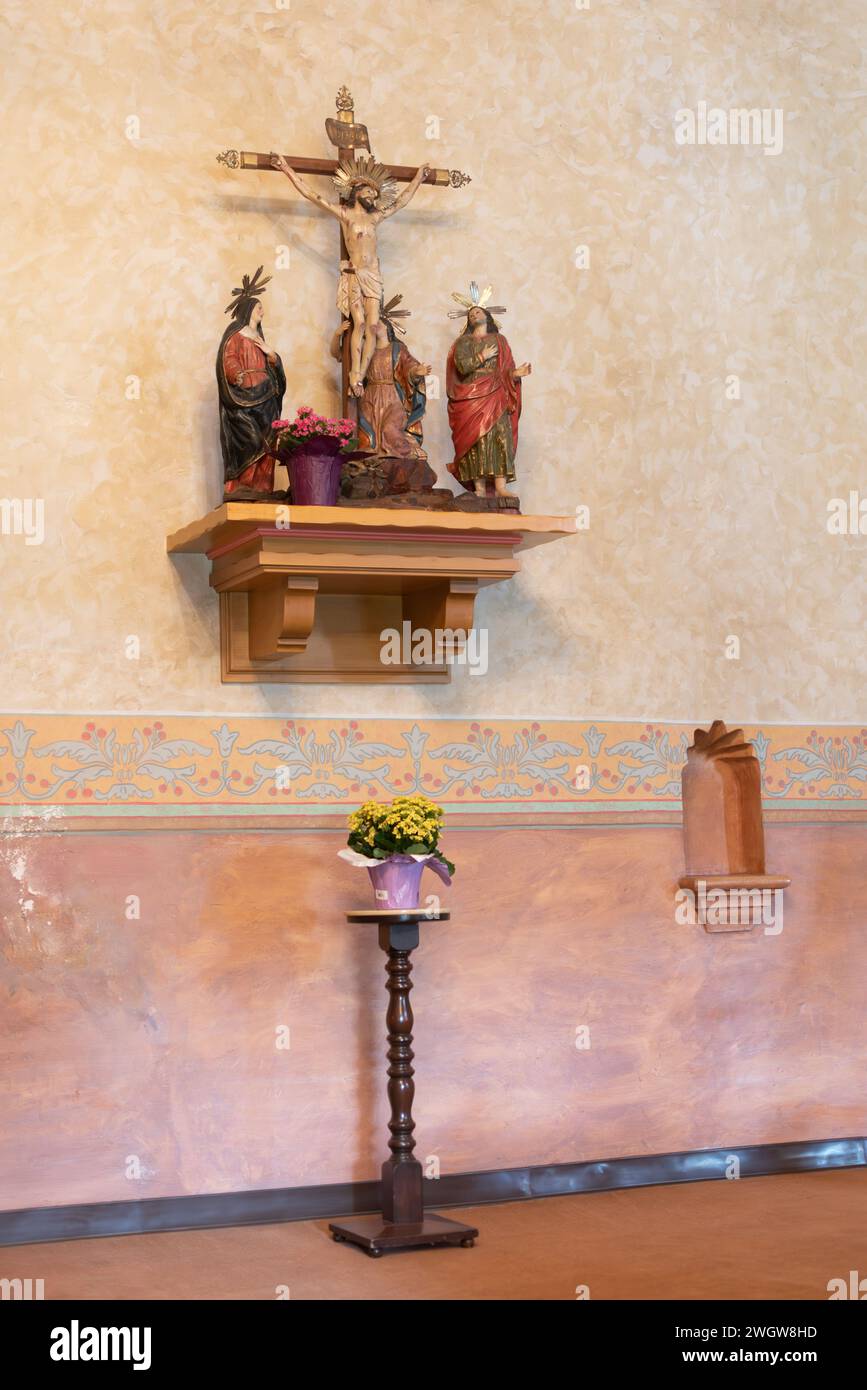 Ein Kreuz auf einem Holzregal in der Kirche Stockfoto