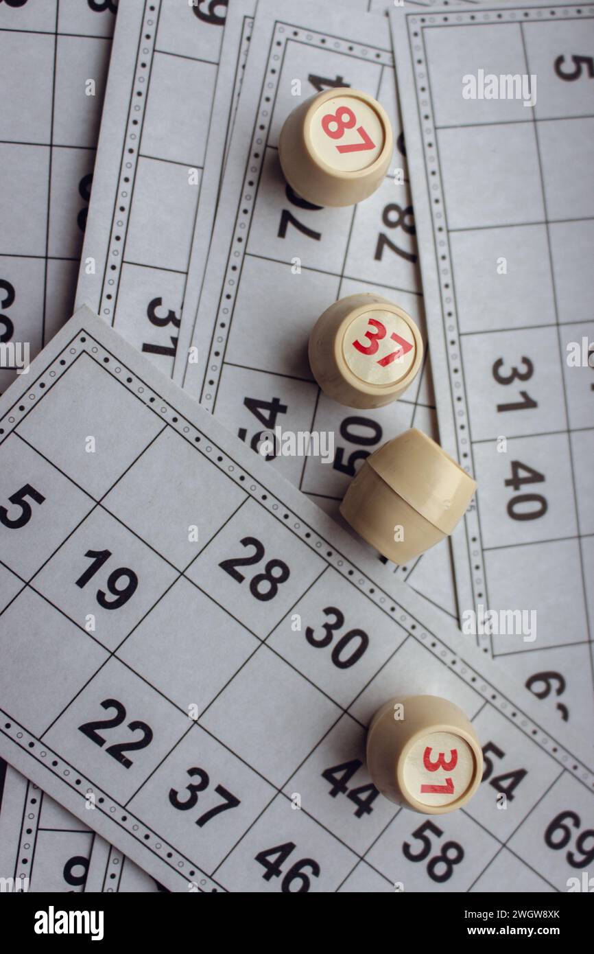 Hintergrund des Lottospiels. Nostalgie Lifestyle. Tischspiele. Retro-Spiele. Spaß. Fässer mit Zahlen und Papierkarten für Bingo-Spiele. Urlaubsurlaub. Stockfoto