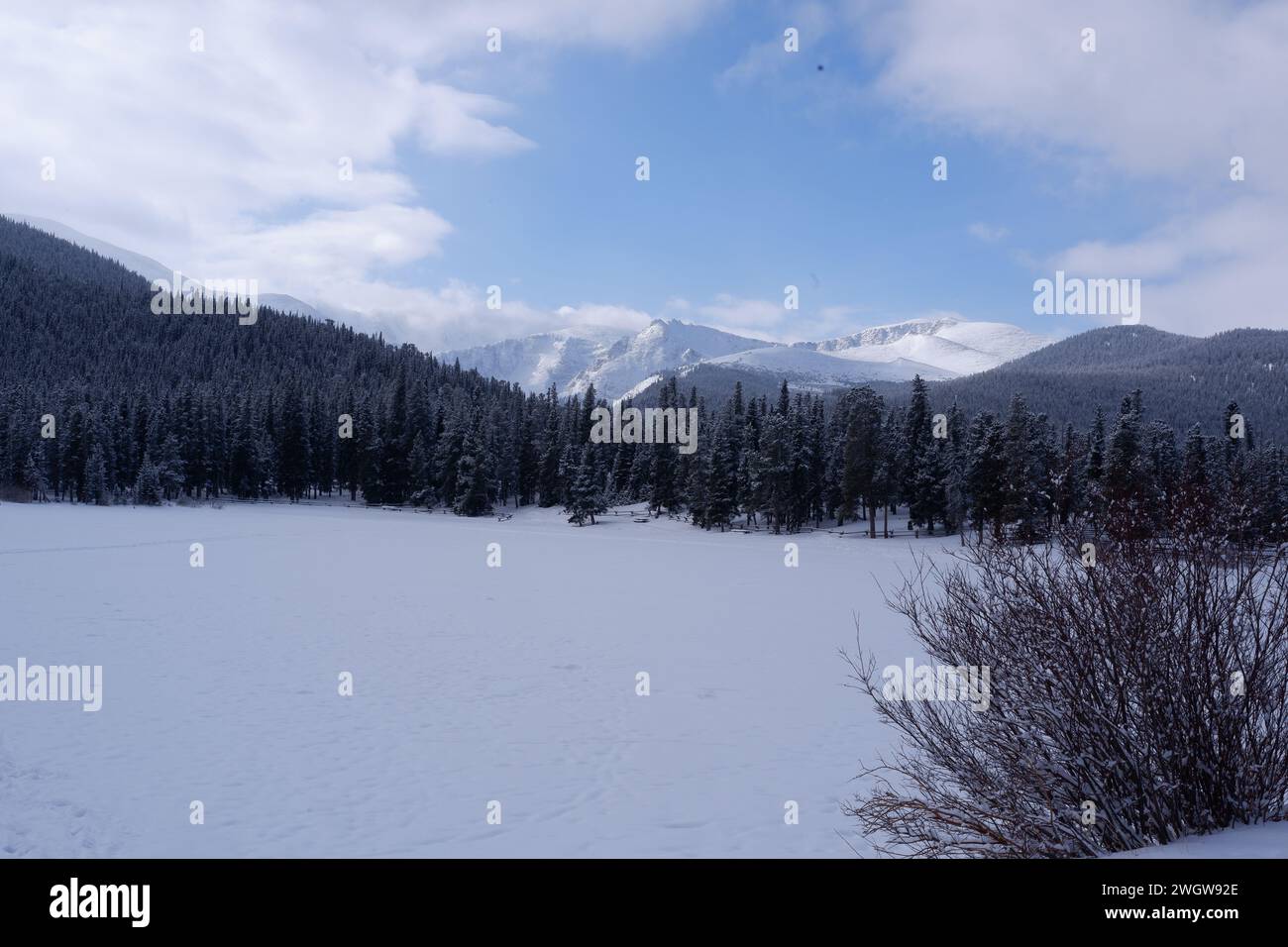 Foto des Mount Blue Sky im Rocky Mountain National Park im Norden von Colorado, USA im Winter. Stockfoto