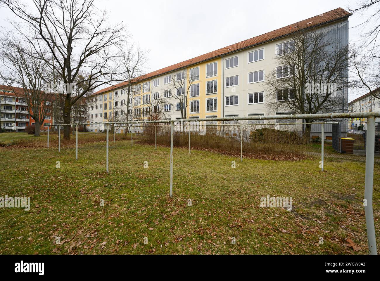 Hoyerswerda, Deutschland. Februar 2024. Blick von einem Wohnblock an der Brigitte-Reimann-Straße in Wohnkomplex I (WK I). Die kommunale Wohnungsgesellschaft plant, zwei Häuserblocks in der Nachbarschaft abzureißen. Robert Michael/dpa/Alamy Live News Stockfoto