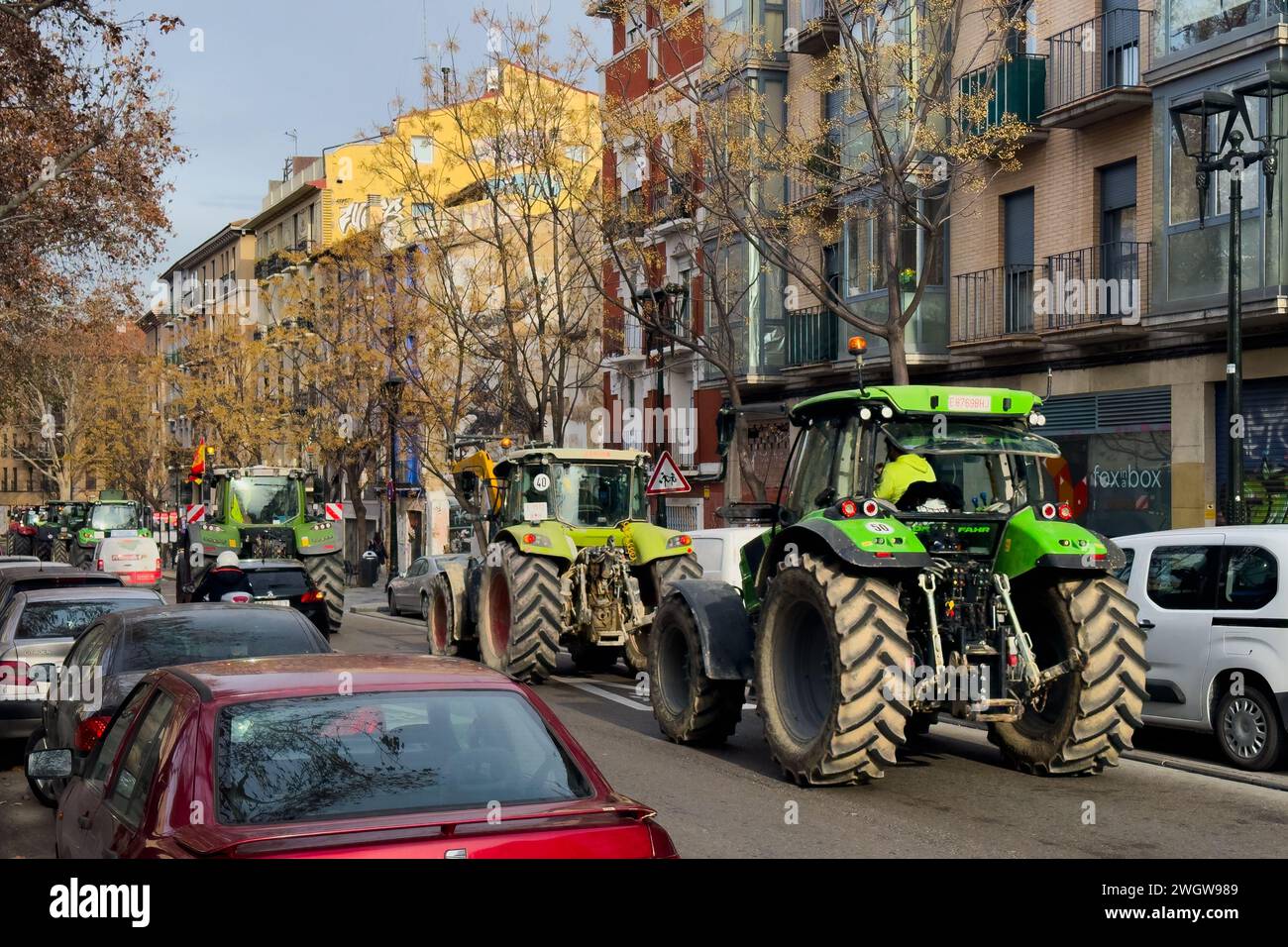 Hunderte von Traktoren blockieren mehrere Straßen in Aragonien und fahren nach Saragossa ein, um gegen EU-Vorschriften zu protestieren und mehr Hilfe von der Regierung zu fordern Stockfoto