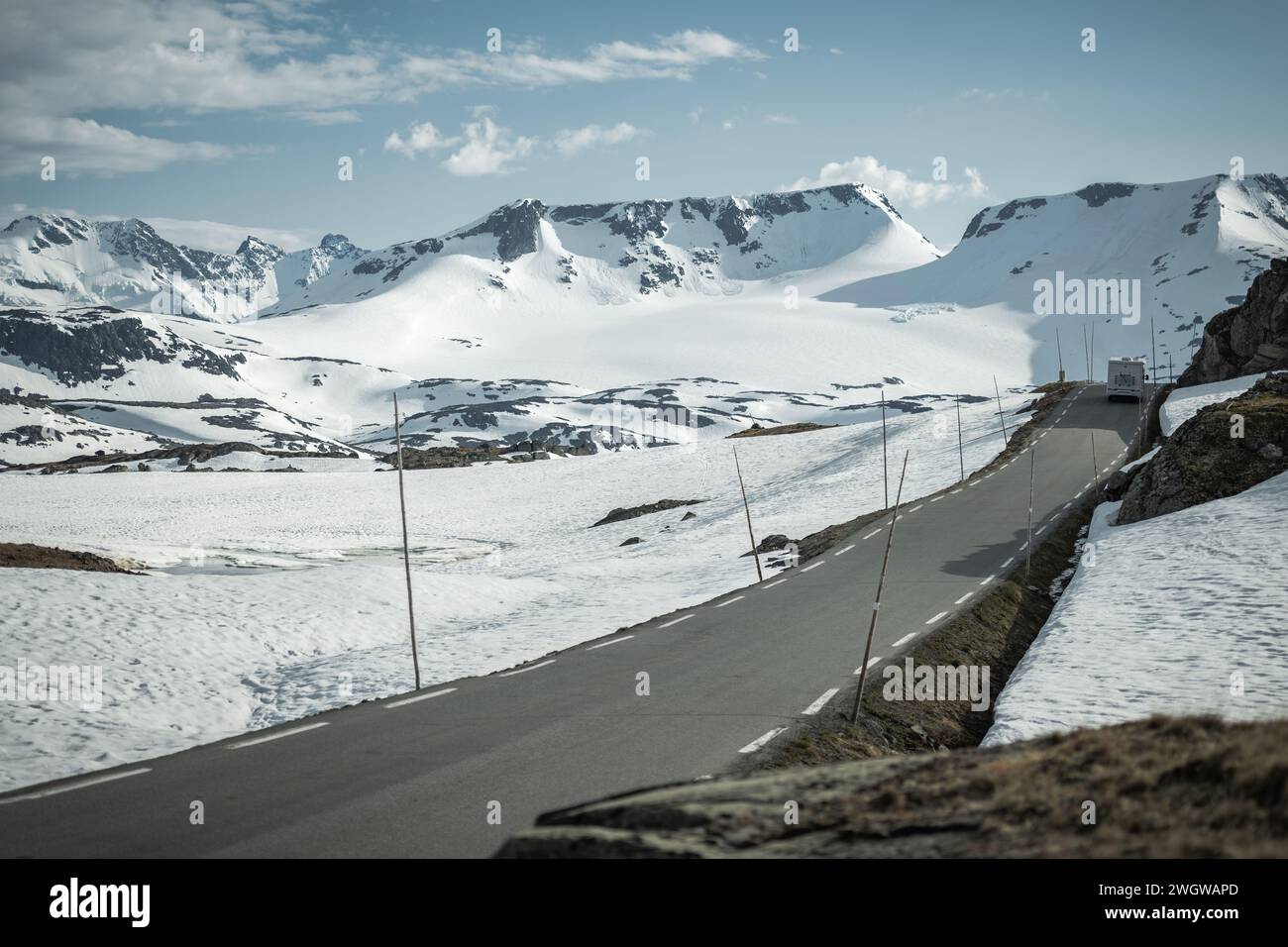 Camper der Klasse C auf einer norwegischen Bergstraße im Frühsommer Stockfoto