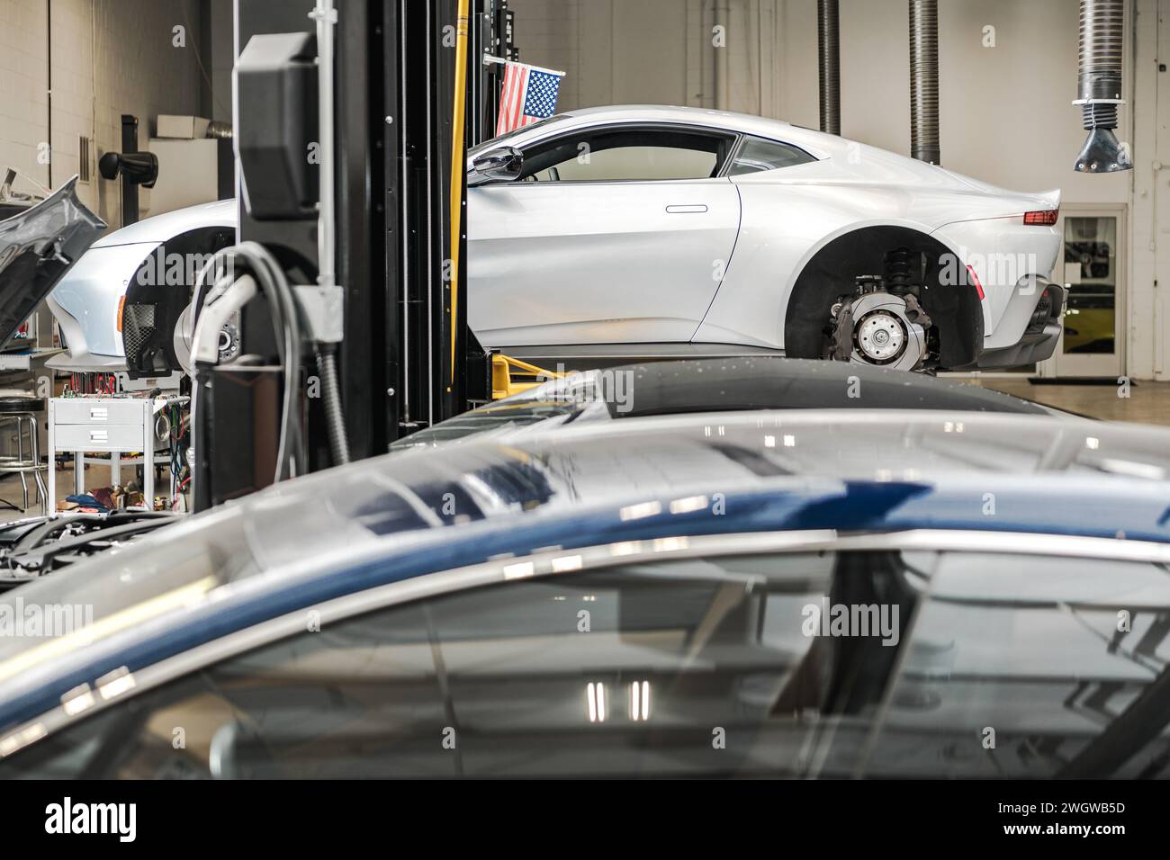 Autom. Service Center und angehobene Fahrzeuge in Wartung Stockfoto