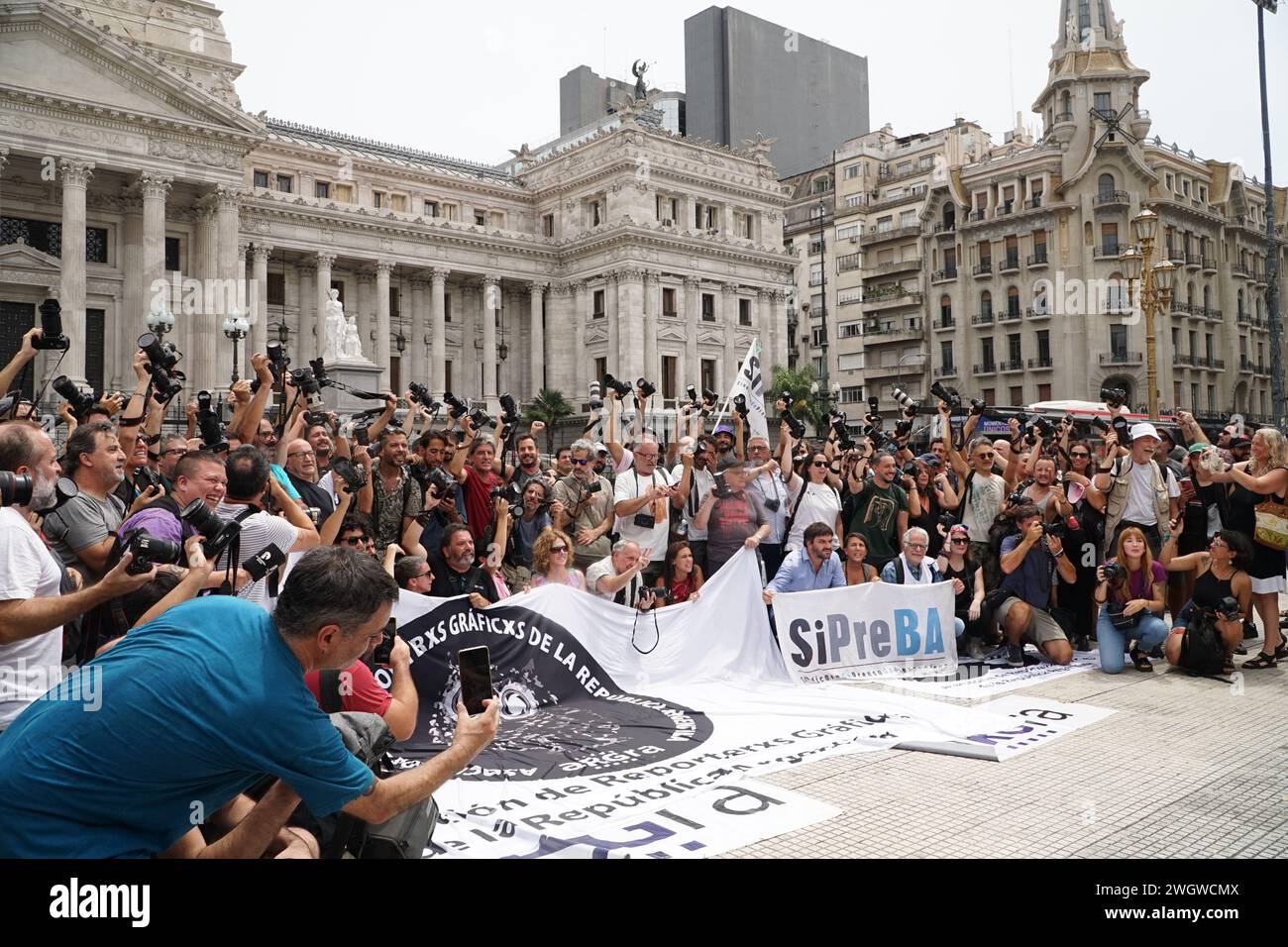 Buenos Aires, Argentinien. Februar 2024. Pressefotografen und Medienarbeiter protestieren vor dem Nationalkongress, um die Aggressionen und Verhaftungen durch die Polizei während der jüngsten Demonstrationen abzulehnen. Stockfoto