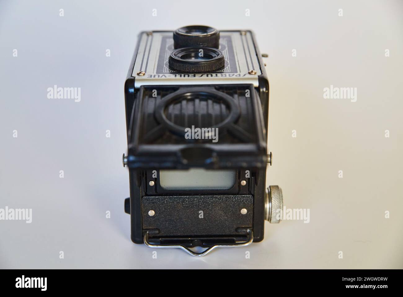 Vintage-Reflexkamera mit zwei Objektiven auf weißem Hintergrund Stockfoto