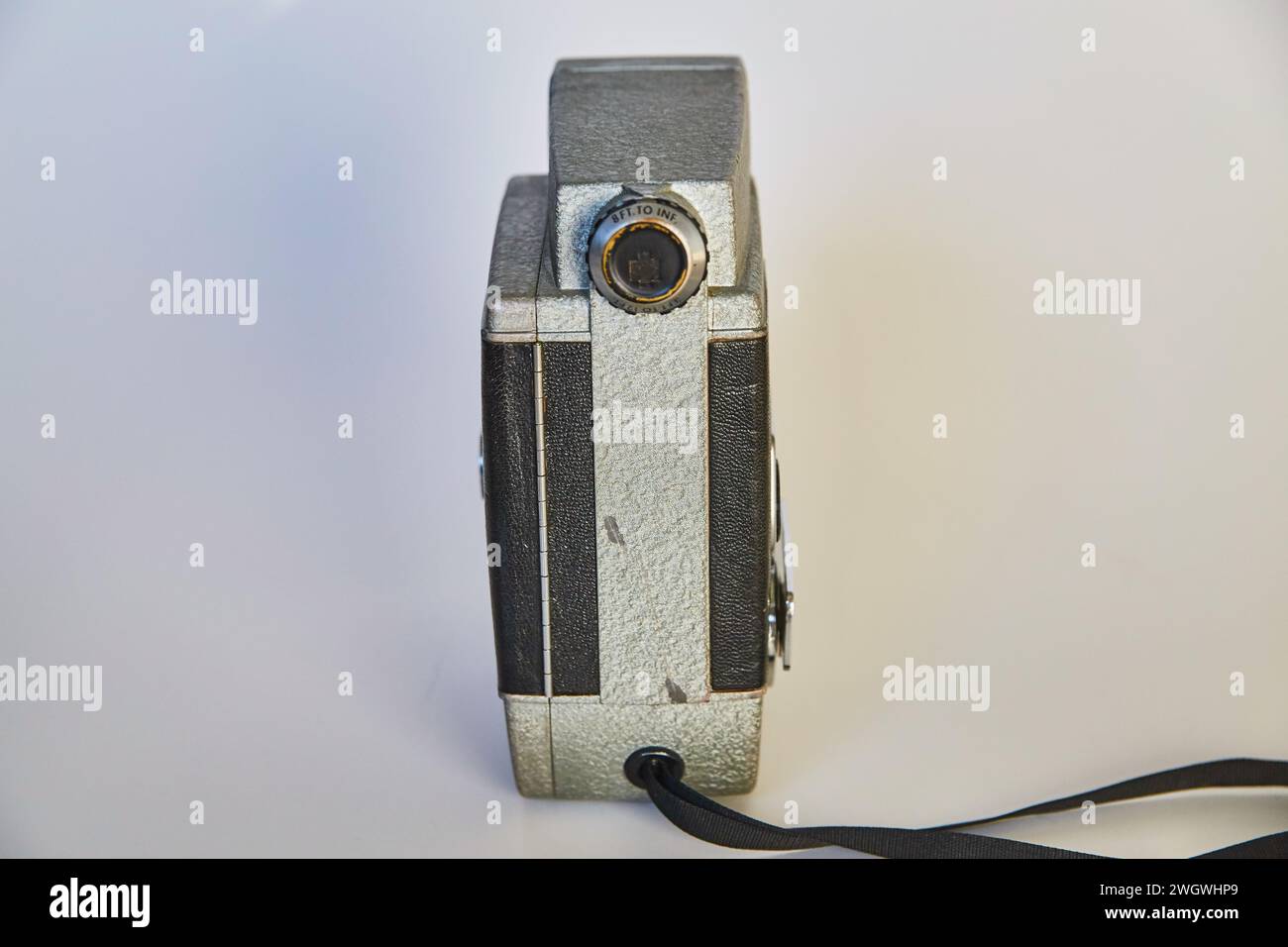 Vintage-Filmkamera mit Riemen, Seitenansicht Stockfoto