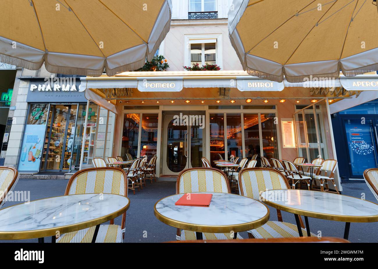 Im Herzen des lebhaften Viertels Grands Boulevards präsentiert sich Pomelo Bistrot in der 153 Rue Montmartre in der mediterranen Oase Stockfoto