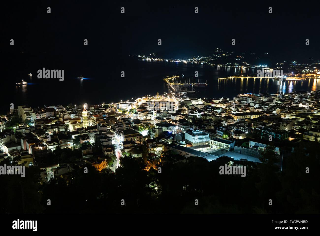 Hafen von Zakynthos Stadt aus bochali Sicht, Griechenland. Die Stadt Zakynthos bei Nacht. Nächtliches Panorama der Stadt Zante Zakynthos in Griechenland. Stockfoto