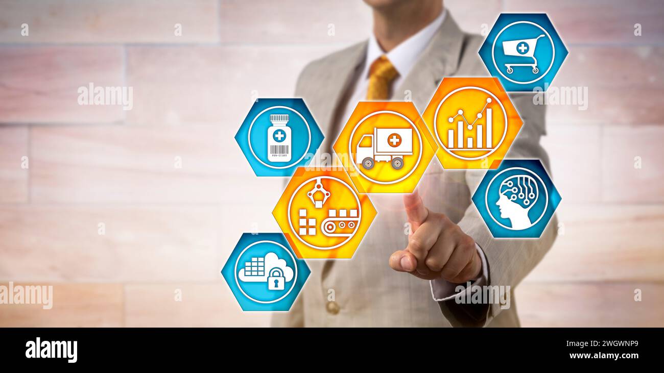 Nicht erkennbarer pharmazeutischer Logistiker, der Symbole für prädiktive Analysen, Materialhandhabung und Transport aktiviert. IT-Konzept für Versorgungschai Stockfoto