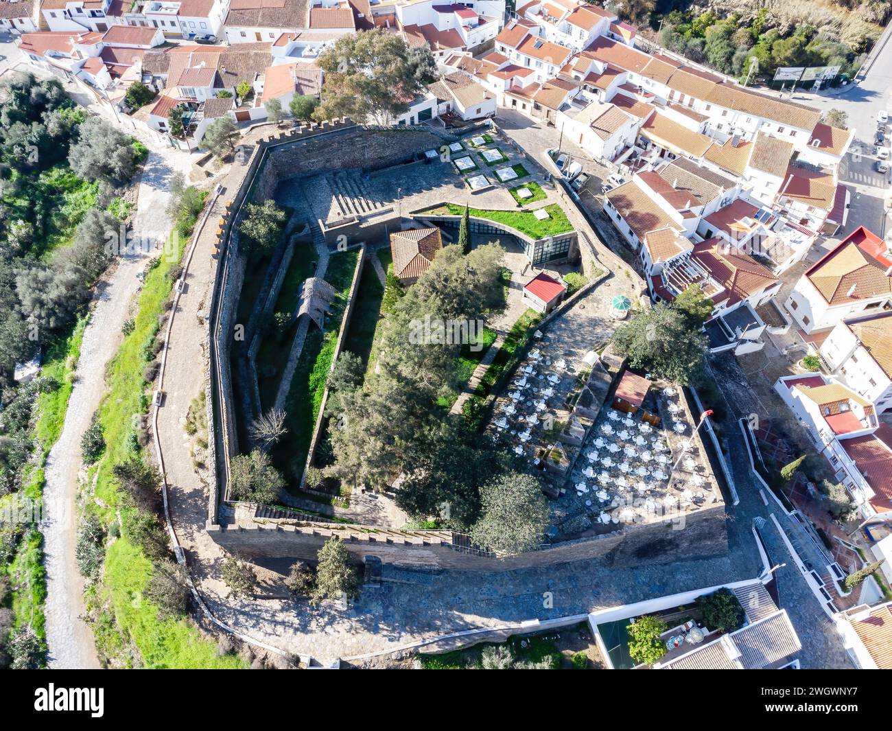 Drohnenansicht der Burg Alcoutim (Castelo de Alcoutim) in der Grenzstadt Alcoutim, Algarve, am Ufer des Flusses Guadiana, an der Grenze von P Stockfoto