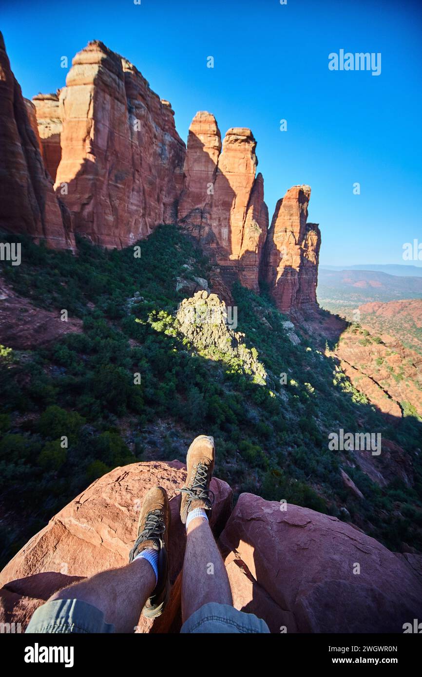 Wanderschuhe mit Blick auf Sedona Red Rocks - First-Person-Blick Stockfoto