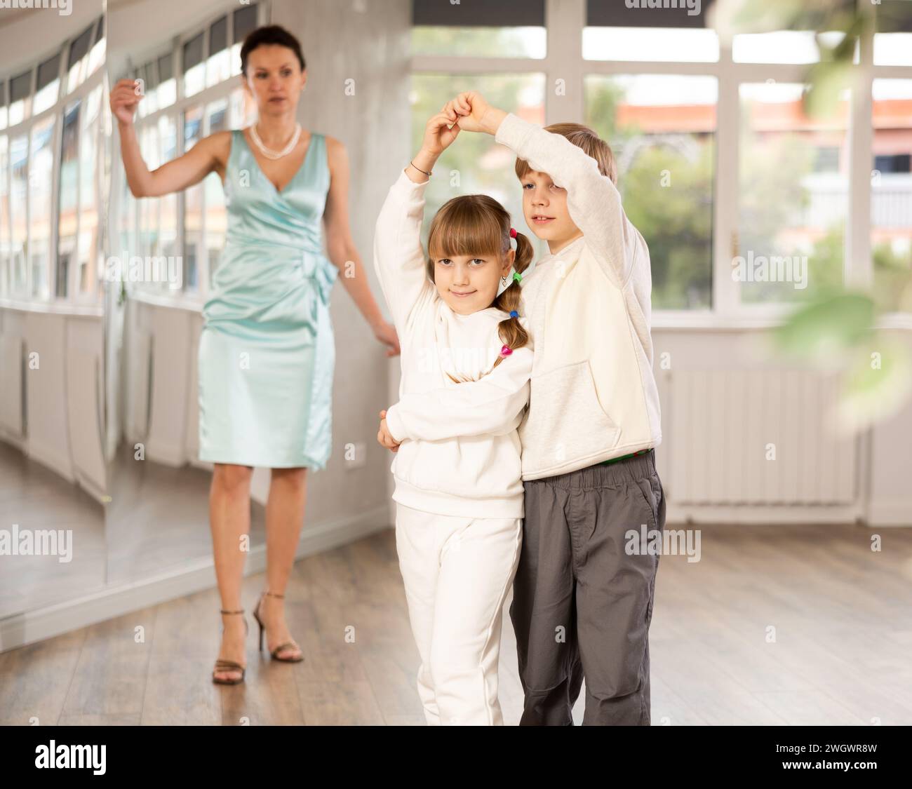 Tween Junge und Mädchen, die Walzer zu zweit in der Tanzhalle spielen Stockfoto