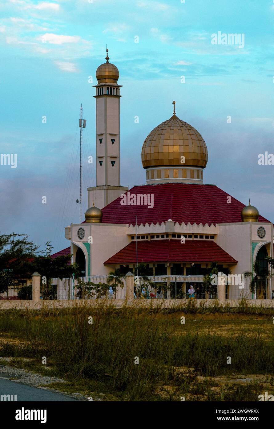 Moschee mit einer goldenen Kuppel Stockfoto