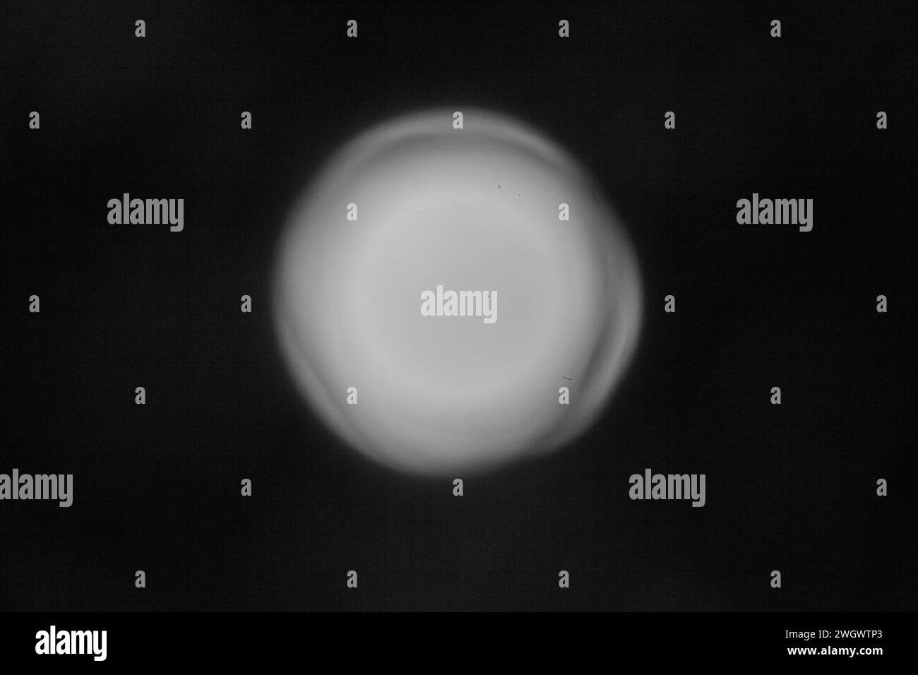 Glowing Super Moon abstrakt - weicher Lichtkreis auf dunklem Hintergrund Stockfoto