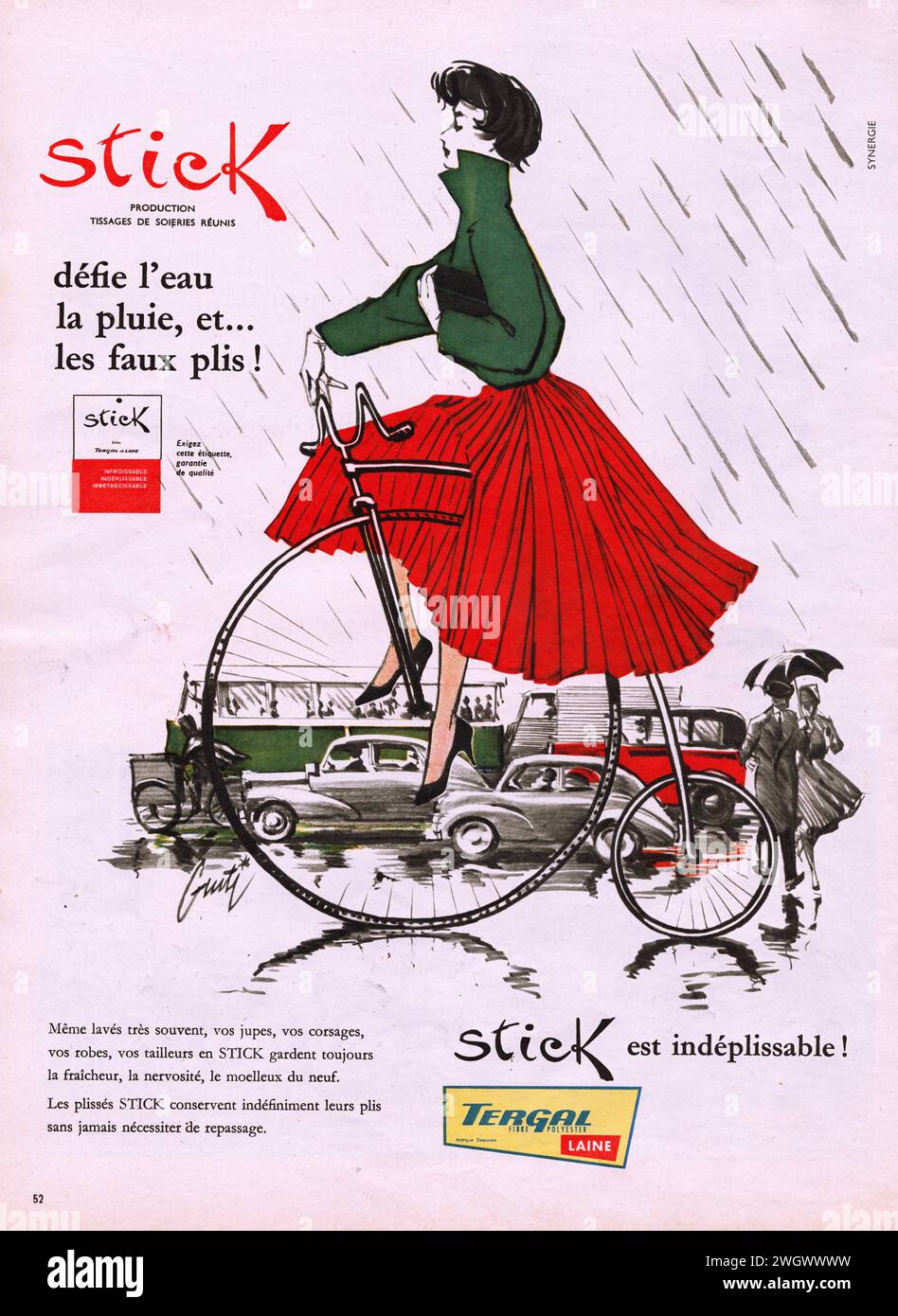 Tergal Stoff Laine Tergal französische Werbung, Frau in rotem Rock und grüner Jacke auf einem Fahrrad, Tergal Commercial 1957 Stockfoto