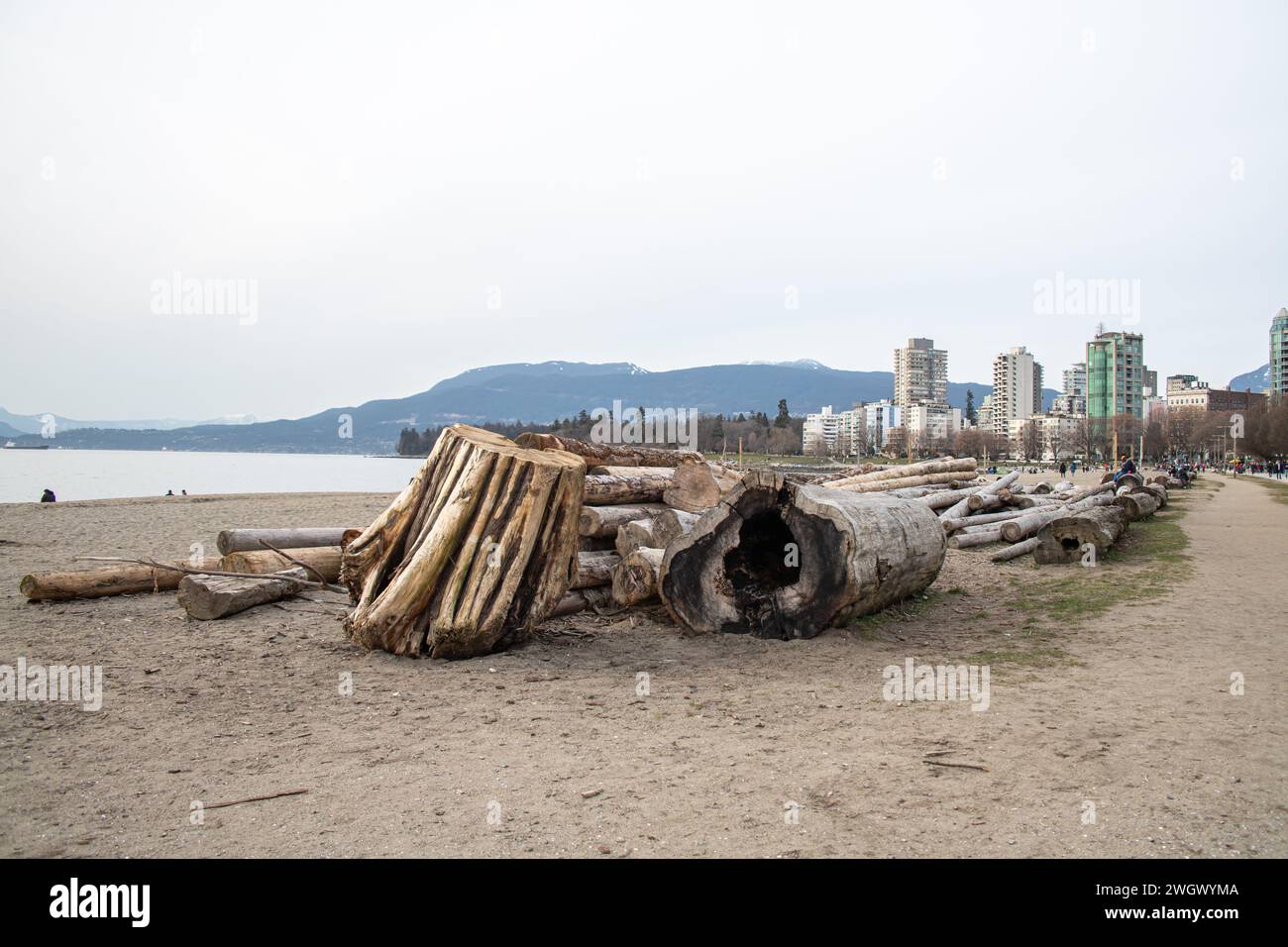 Vancouver, KANADA - 17. März 2023 : Bild von English Bay Beach an einem bewölkten Tag. English Bay ist eine offene Bucht nordwestlich der Burrard Peninsula in BC. It Stockfoto