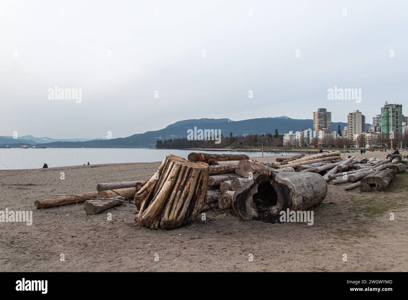 Vancouver, KANADA - 17. März 2023 : Bild von English Bay Beach an einem bewölkten Tag. English Bay ist eine offene Bucht nordwestlich der Burrard Peninsula in BC. It Stockfoto