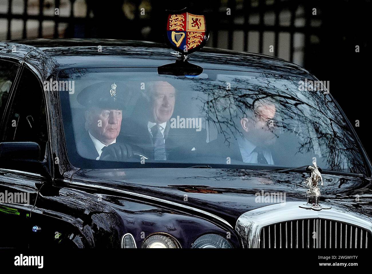 King Charles III leaves Clarence House by car in London, Tuesday, Feb. 6, 2024. Buckingham Palace announced Monday evening that the king has begun outpatient treatment for an undisclosed form of cancer. The king's cancer diagnosis heaps more pressure on the British monarchy, which is still evolving after the 70-year reign of the late Queen Elizabeth II. When he succeeded his mother 18 months ago, Charles' task was to demonstrate that the 1,000-year-old institution remains relevant in a modern nation whose citizens come from all corners of the globe. Now the king, who turned 75 in November, wil Stockfoto