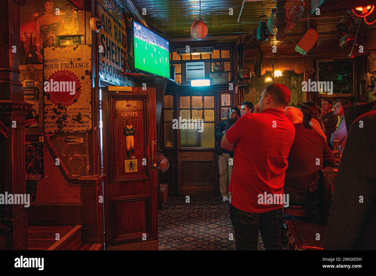 Kunden im Hemmingford Arms Pub in London schauen Fußball im Fernsehen , Großbritannien . Stockfoto
