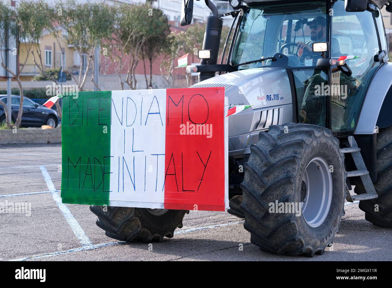 Traktor mit Plakat: 'Lasst uns Made in Italy verteidigen' auf dem Platz 'Donatori di Sangue'. Auf dem Platz im Zentrum von Ter sind wieder Proteste von Bauern aufgetreten Stockfoto