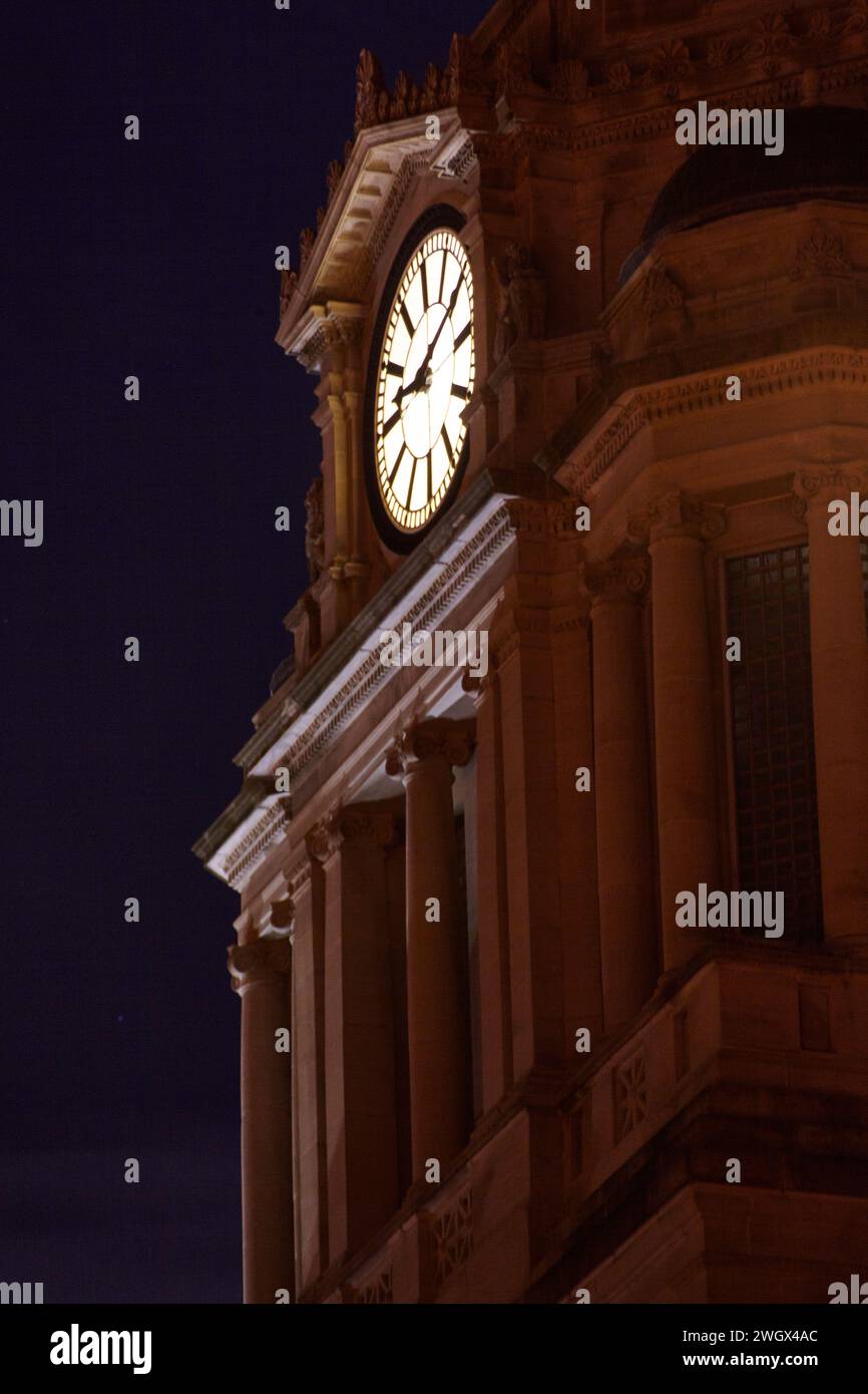 Grand Clock Tower bei Nacht - neoklassizistische Architektur Stockfoto