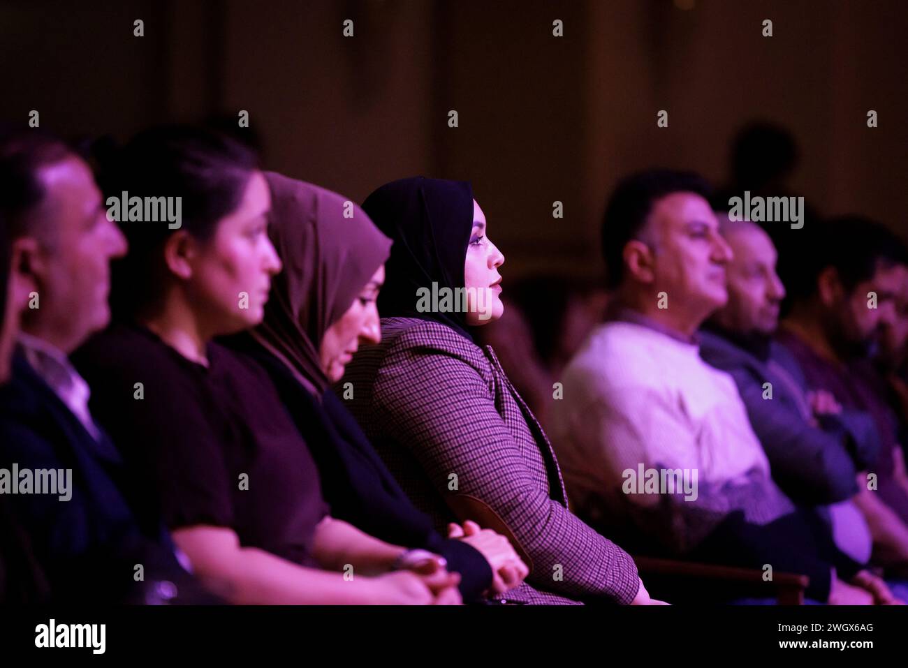 ARNHEIM - Publikum bei einer Benefizvorstellung im Musis Theater. Das Konzert der UniSOS-Stiftung fand zum Gedenken an die Opfer der Erdbeben in der Türkei und Syrien statt und zur Unterstützung von Kindern, die von diesen und anderen Katastrophen körperlich und geistig betroffen waren. ANP MARCEL KRIJGSMAN niederlande raus - belgien raus Stockfoto