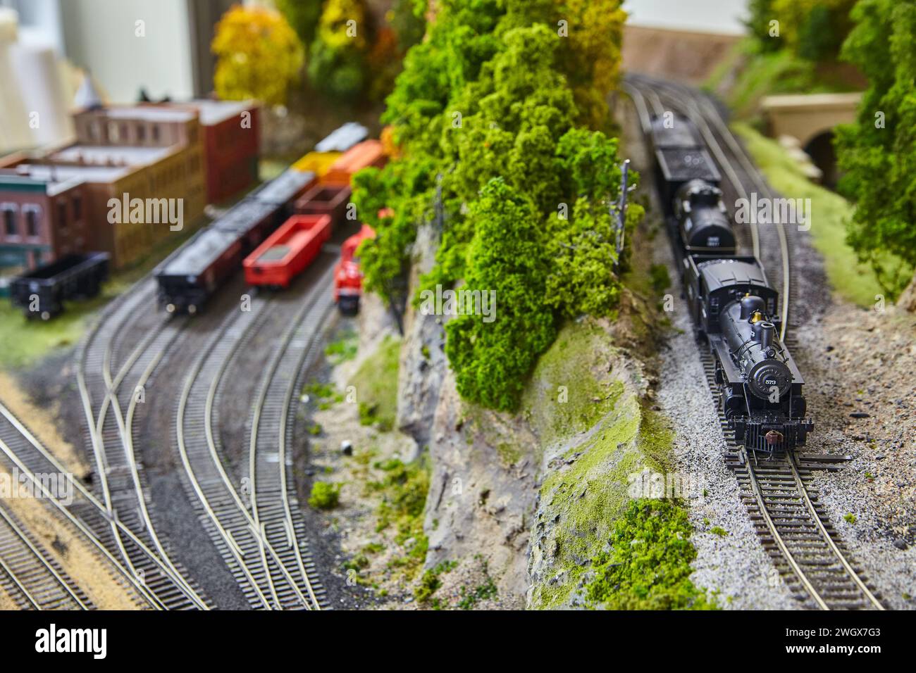 Modell-Dampflokomotive in Miniatur-Landschaft, Blick auf Augenhöhe Stockfoto