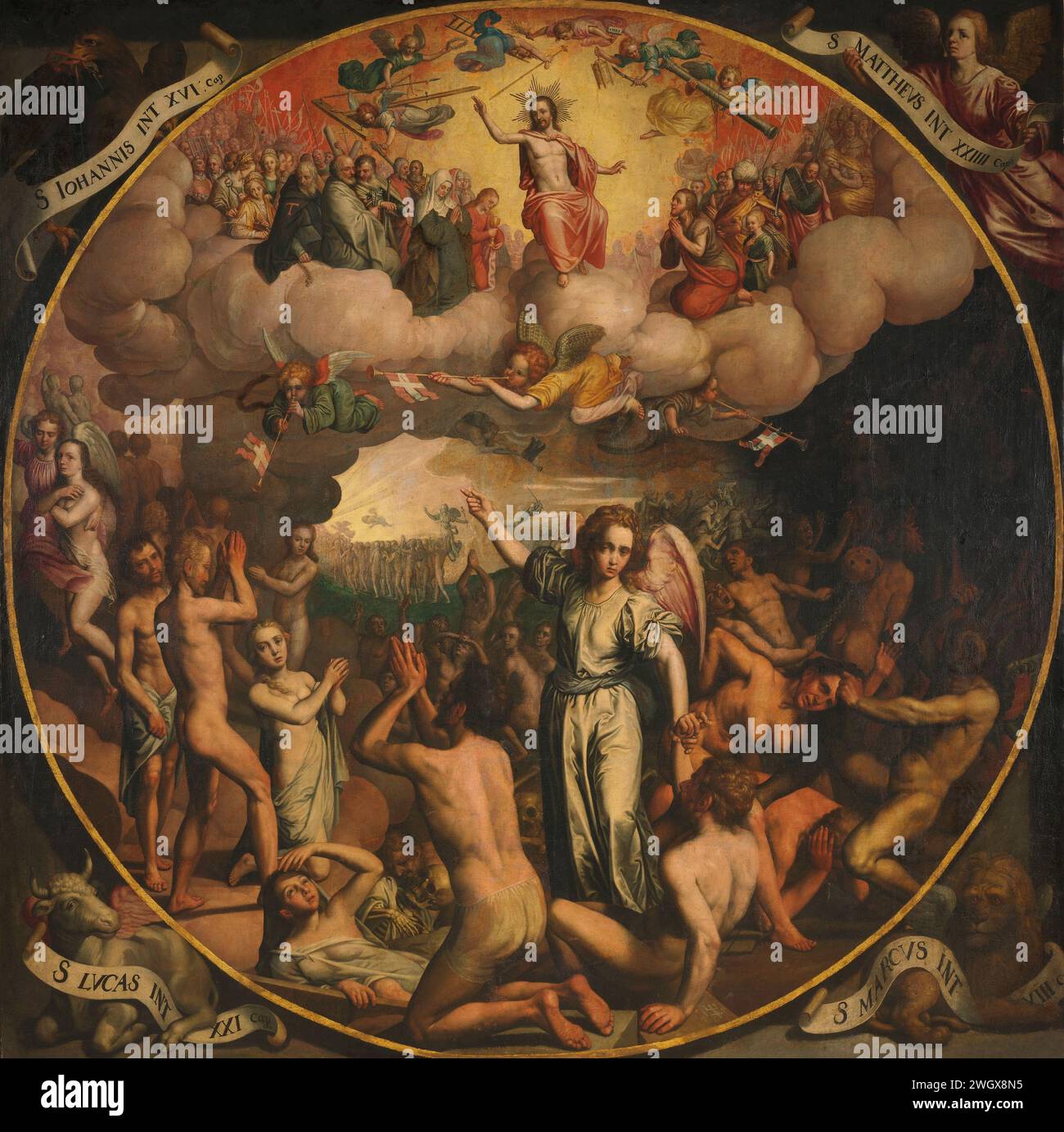 Letztes Gericht, Aert Pietersz., 1611 Gemälde Runde Präsentation des letzten Gerichts. Im Himmel reist Christus zwischen Heiligen und Engeln mit den leidenschaftlichen Werkzeugen. Engel blasen in den Wolken auf Trompeten. Auf Erden erheben sich die Toten aus ihren Gräbern, in der Mitte der Erzengel Michael. Links Engel mit den geretteten Seelen, rechts ziehen die Teufel zu den Verdammten. In den vier Ecken die Symbole der Evangelisten mit Banderollen. Leinwand. Ölfarbe (Farbe) umfassende Darstellung des Jüngsten Gerichts: Christus (mit Schwert und Lilie), oft umgeben von Ältesten und manchmal begleitet von Maria Stockfoto