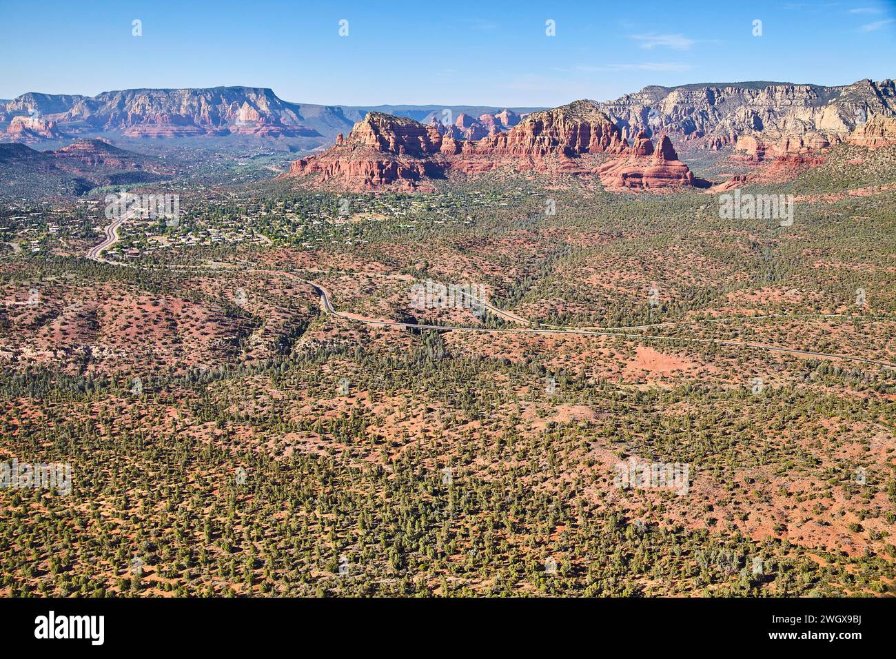 Blick aus der Vogelperspektive auf Sedona Red Rock Formationen und Oasis Town Stockfoto