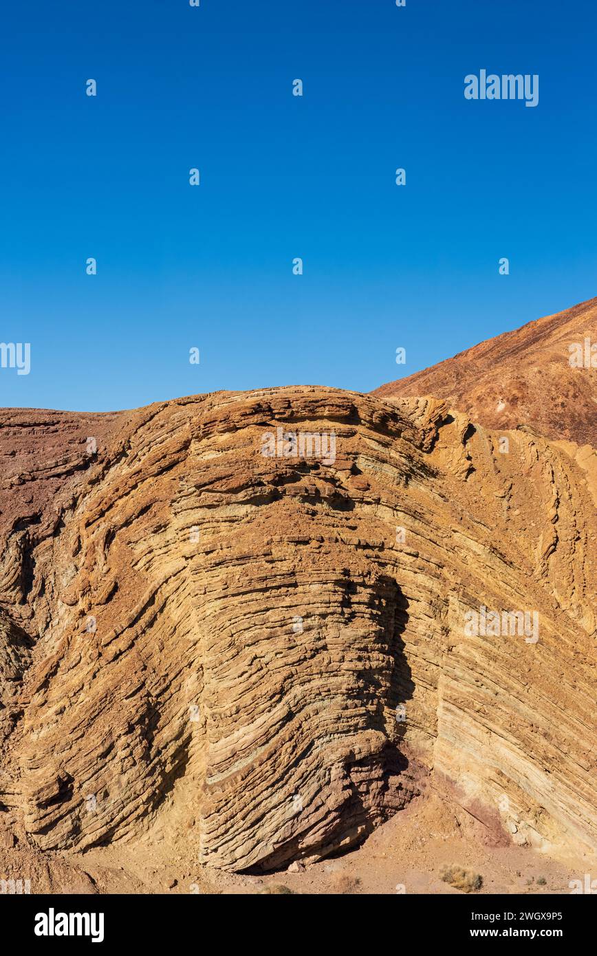 Goldener brauner Hügel unter blauem Himmel Stockfoto