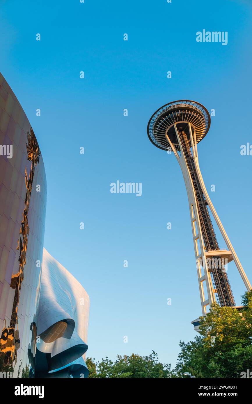 Seattle, WA, USA - 5. Juli 2021: Blick auf die ikonische Seattle Space Needle, isoliert zur goldenen Stunde vor hellblauem Himmel. Stockfoto